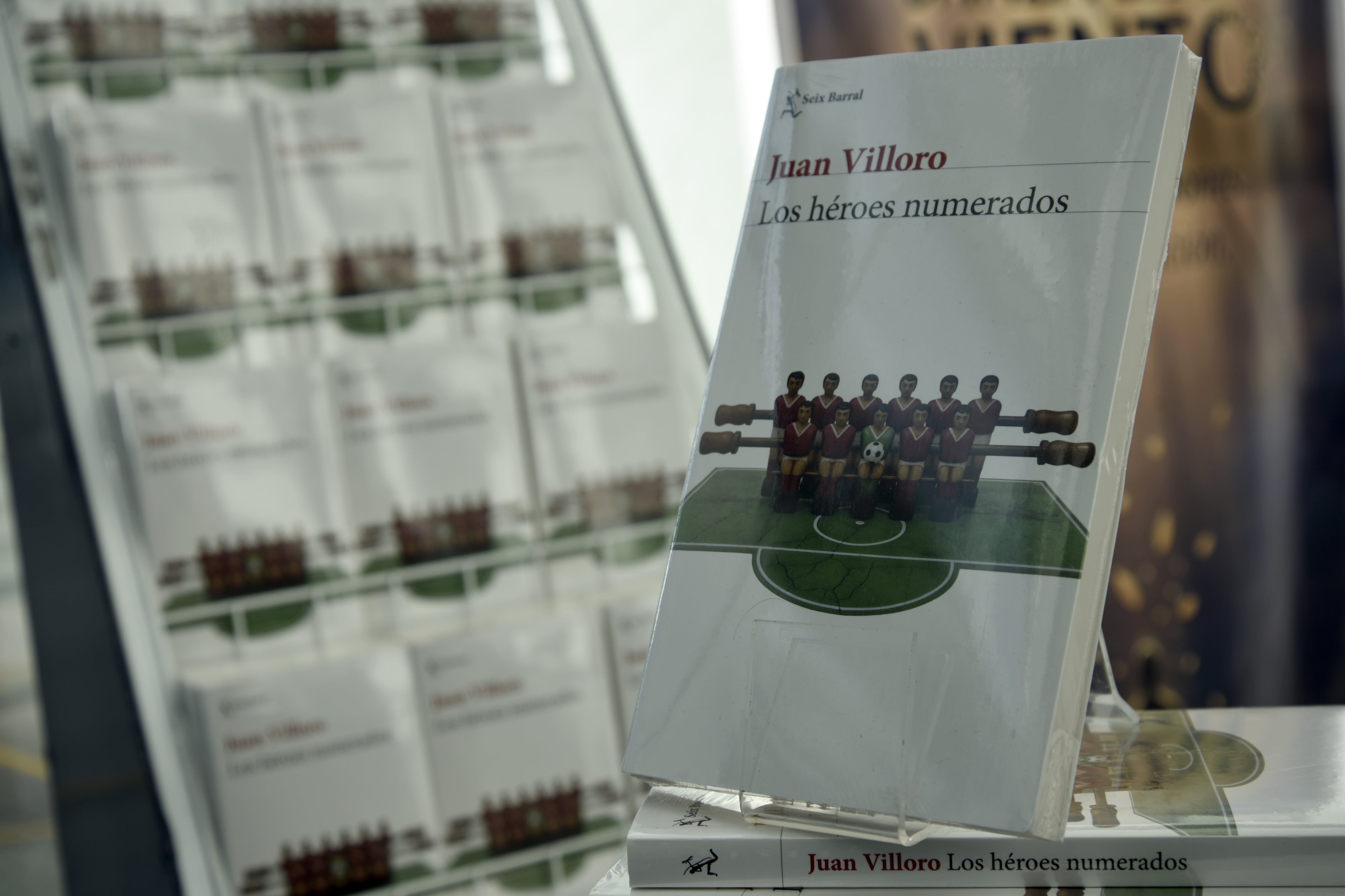 En su obra, el periodista analiza el fútbol como fenómeno cultural, social y emocional.