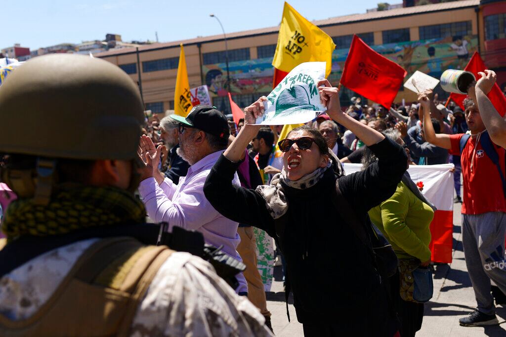 Manifestantes antigubernamentales confrontan a un soldado frente al Congreso en Valparaíso