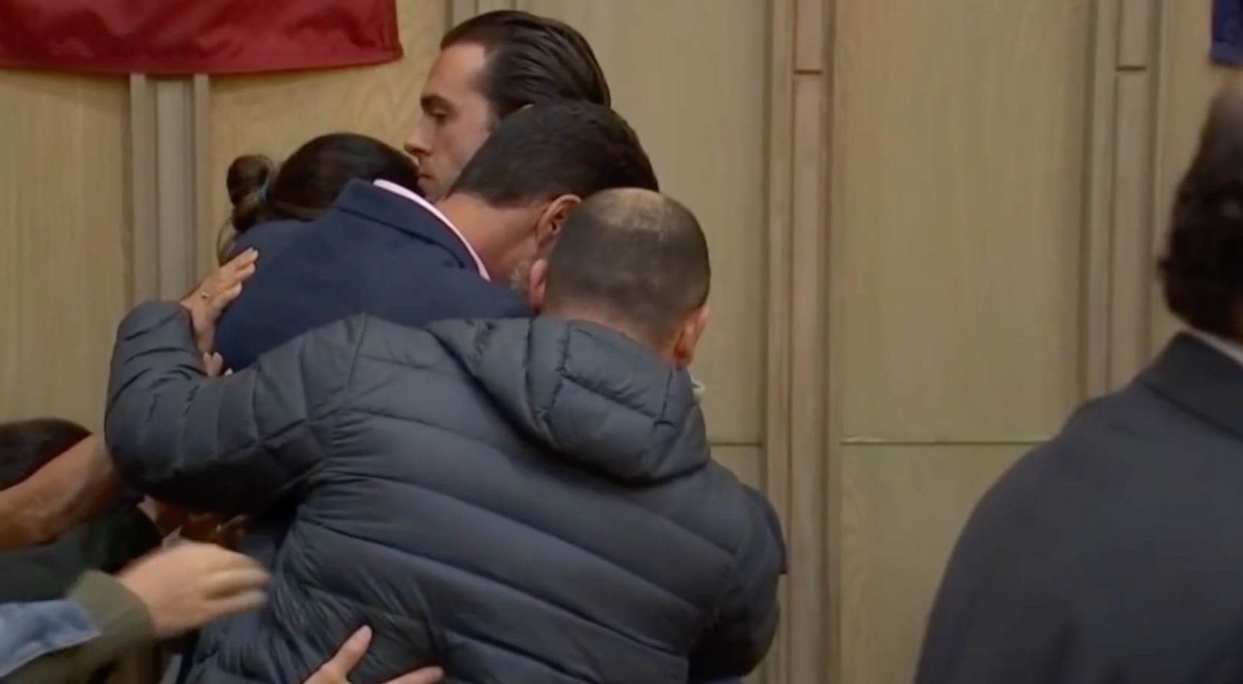 Pablo Lyle abraza a sus familiares tras escuchar la sentencia al ser encontrado culpable del homicidio de Juan Ricardo Hernández en 2019