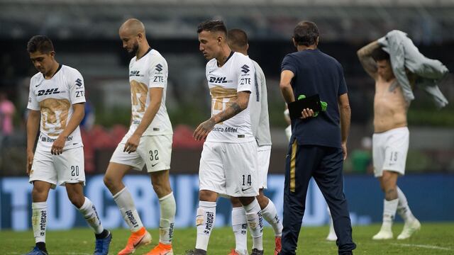 Jugadores de Pumas tras un partido en el Estadio Azteca