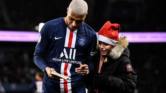 Mbappé firma un autógrafo a un niño que se metió al campo para abrazarlo