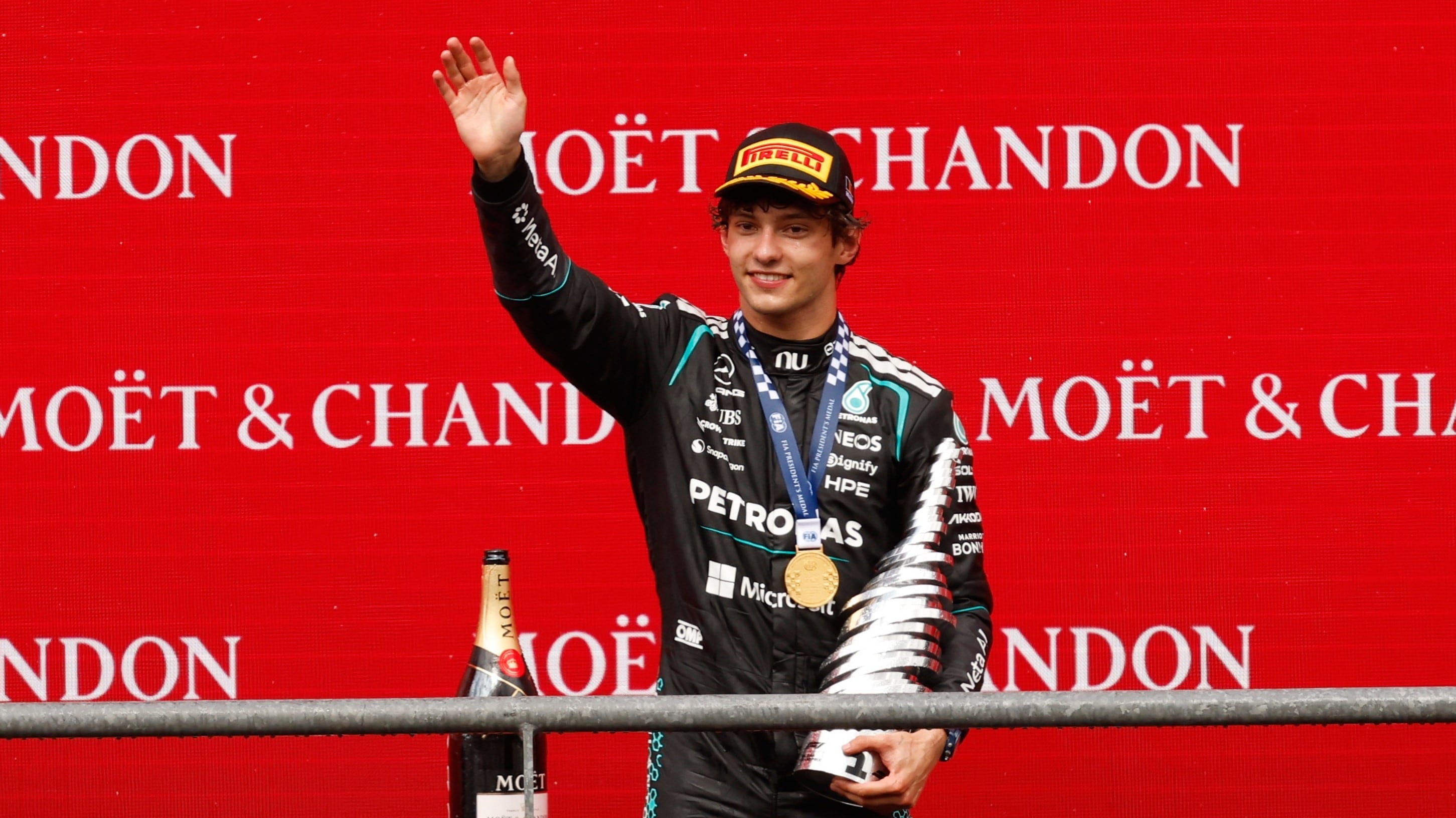Kimi Antonelli conquista el GP de Bélgica; Checo Pérez abandona
