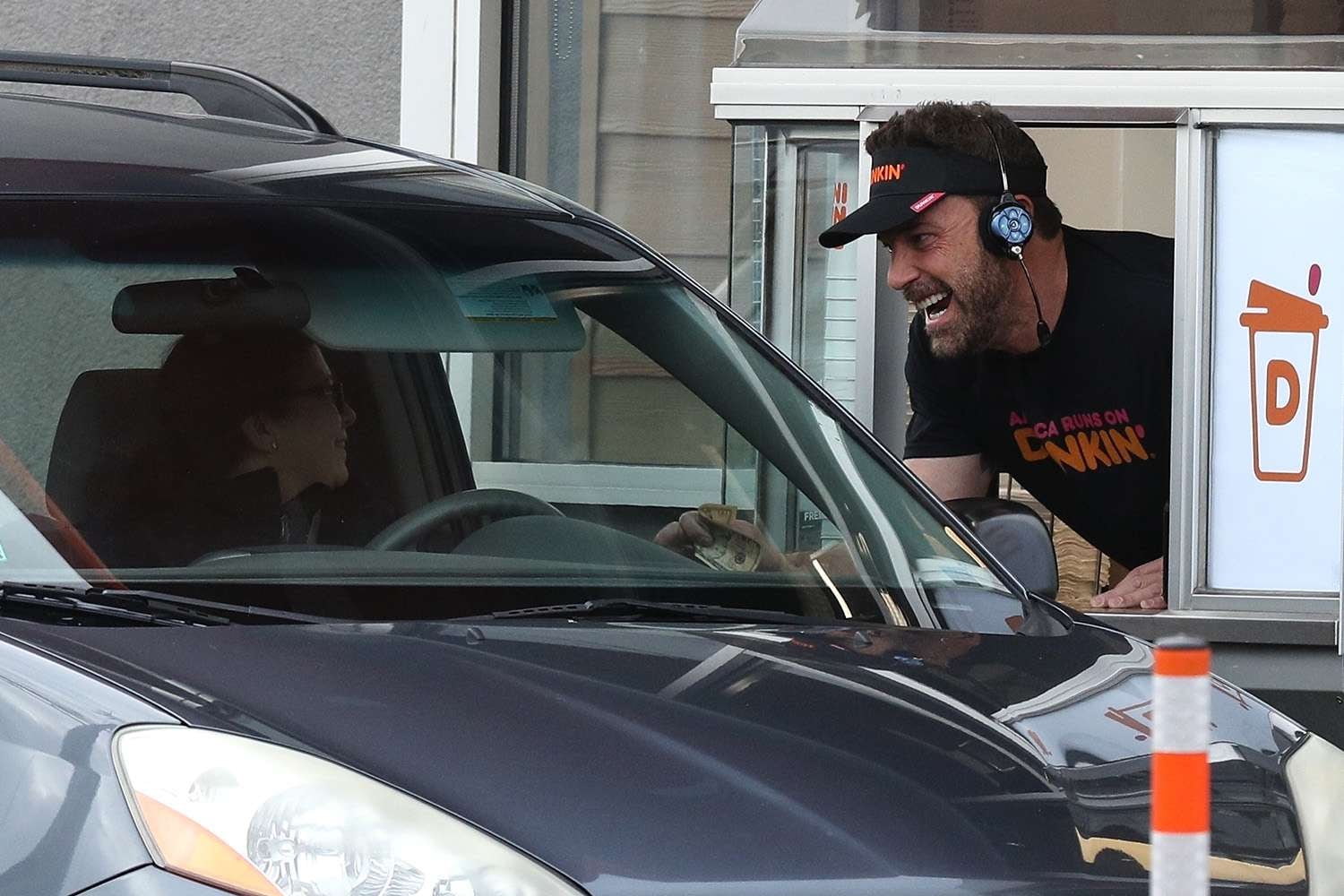 Ben Affleck es visto atendiendo un Dunkin’ Donuts