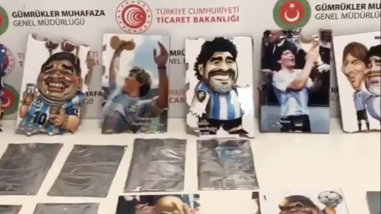 Intenta pasar cocaína en retratos de Maradona; lo arrestan