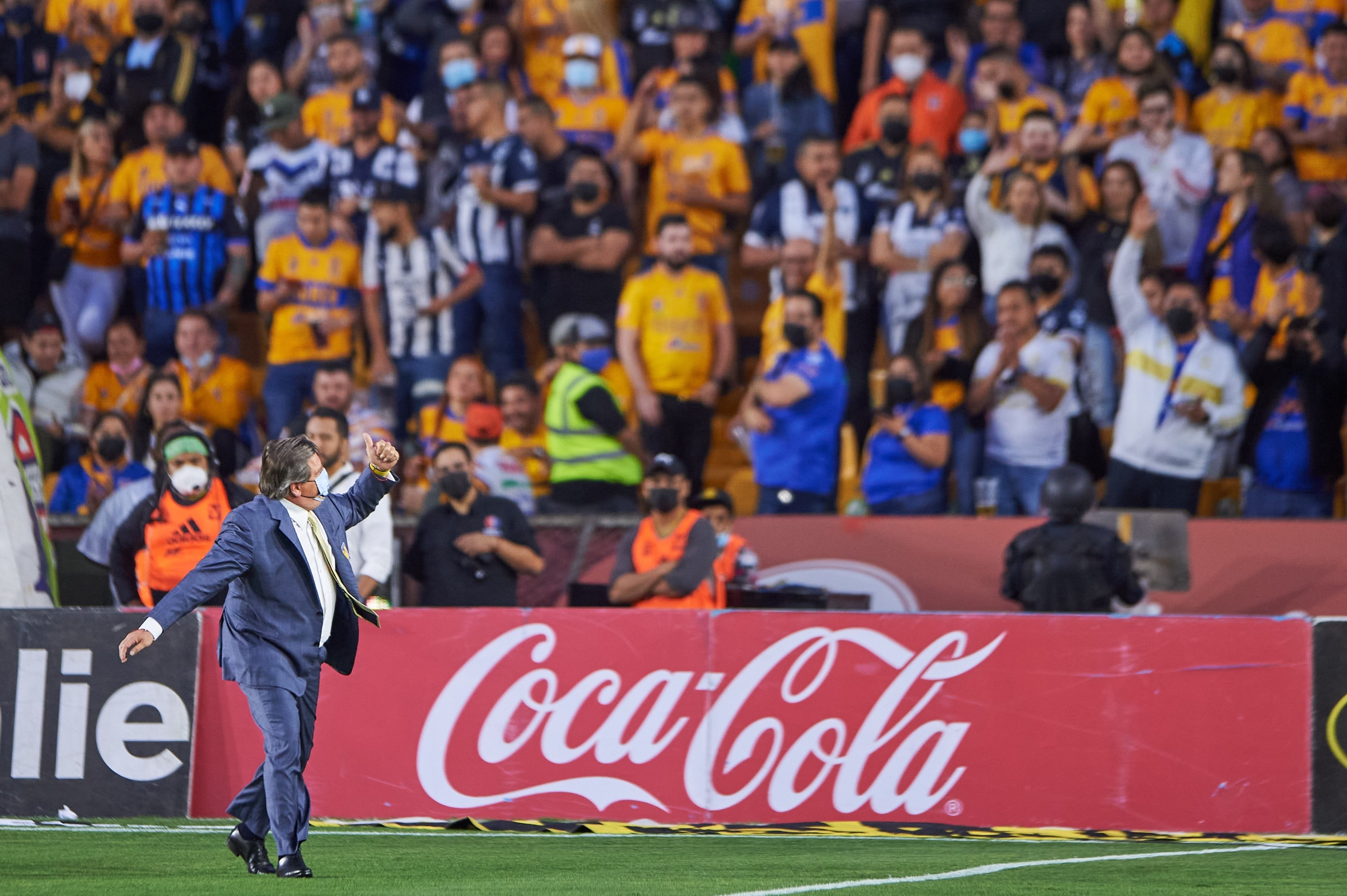 Miguel Herrera y los fans del Club Tigres