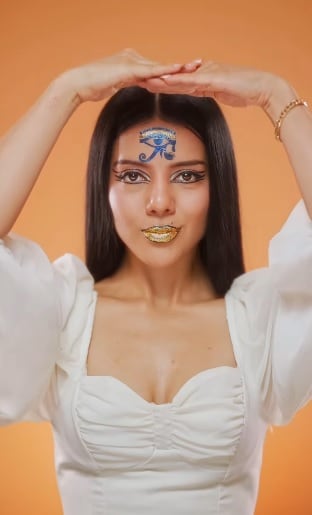 Doris Jocelyn en el trend Cleopatra de TikTok.