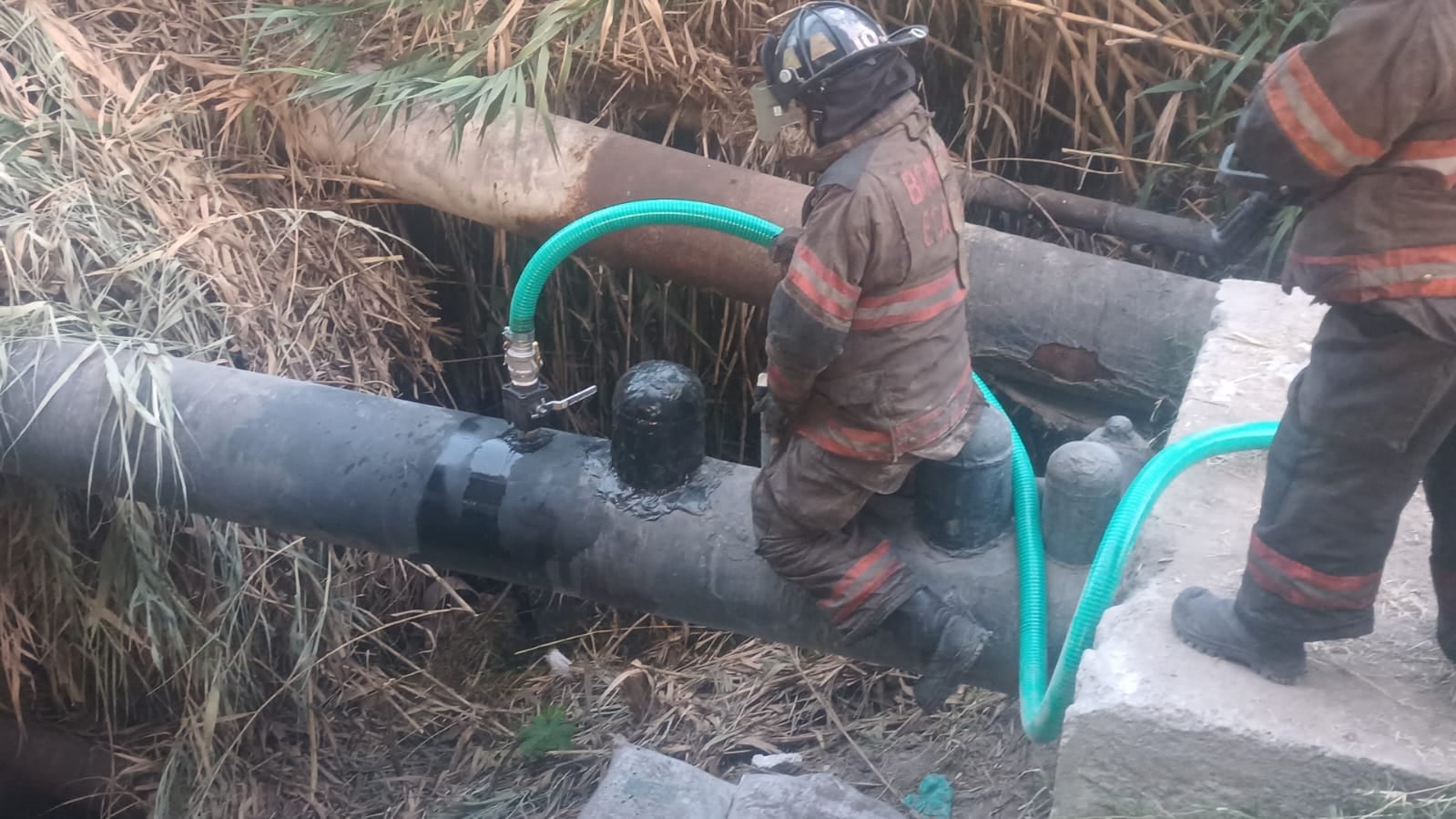 Toma clandestina en ducto de Pemex en Ecatepec