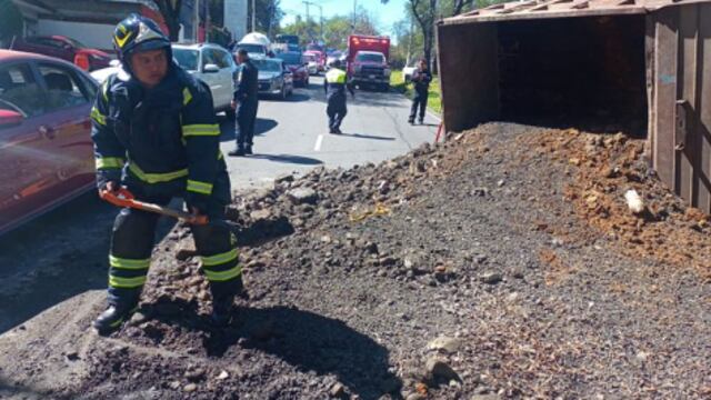 Camión vuelca en la carretera Picacho-Ajusco