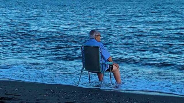 Abuelo se sienta frente al mar a llorar por su infancia