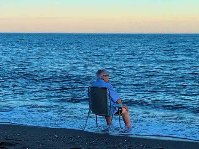 Abuelo se sienta frente al mar a llorar por su infancia