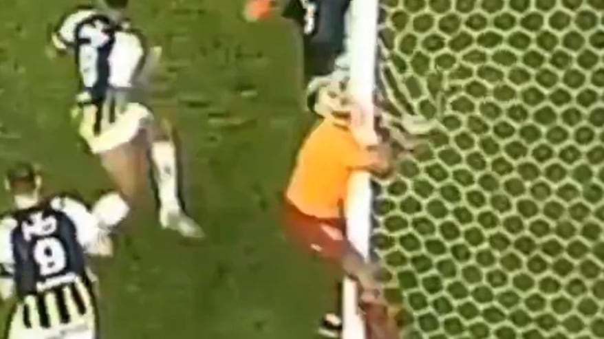 El brutal golpe de Mauro Icardi; defensa lo empujó y se estrelló con la portería