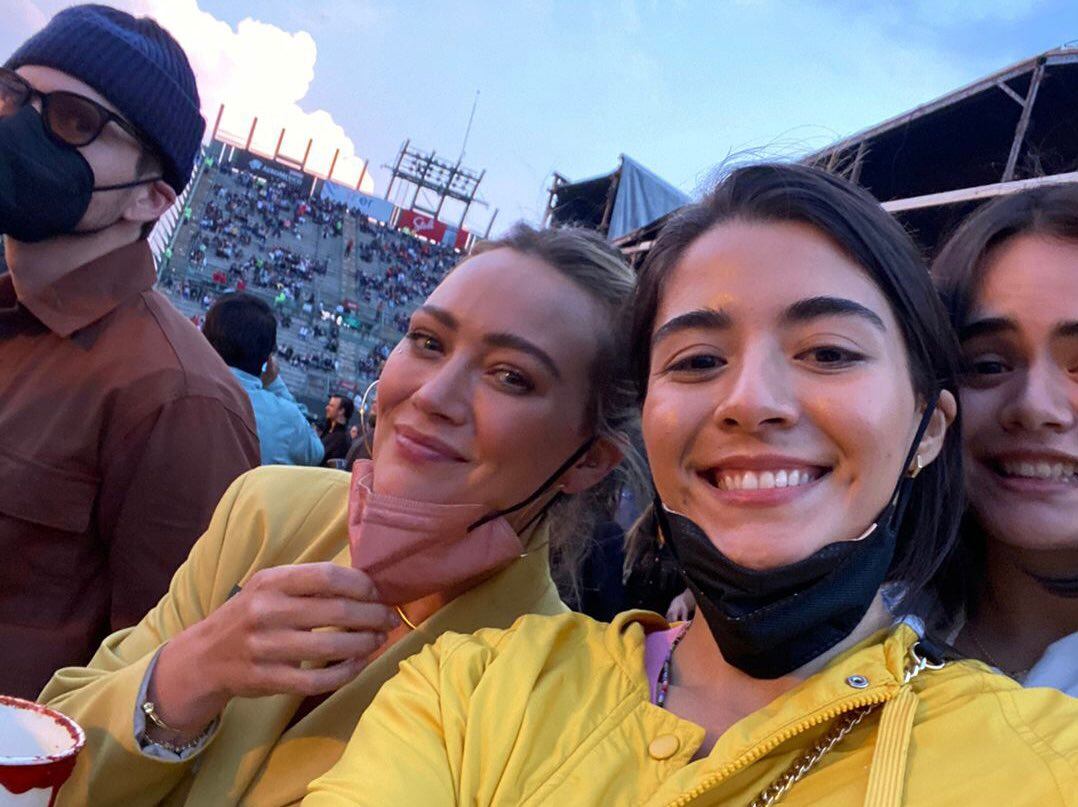 Hillary Duff se toma foto con fanáticas en el concierto de The Killers en el Foro Sol/@neeydaflores