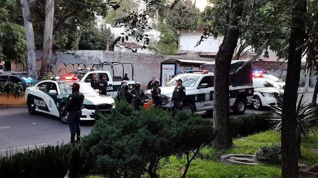 Policías en el lugar del ataque en la Álvaro Obregón