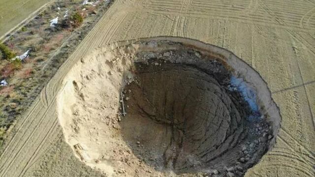 VIDEO: Se forma en Turquía un cráter de casi 100 metros de diámetro