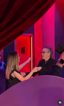 Belinda inaugura El Laberinto en CDMX y abraza a Tim Burton.