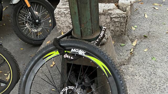 Roban bicicleta y solo le dejan la llanta