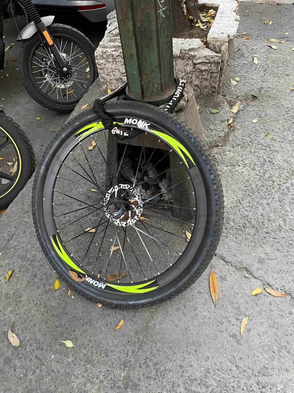 Roban bicicleta y solo le dejan la llanta