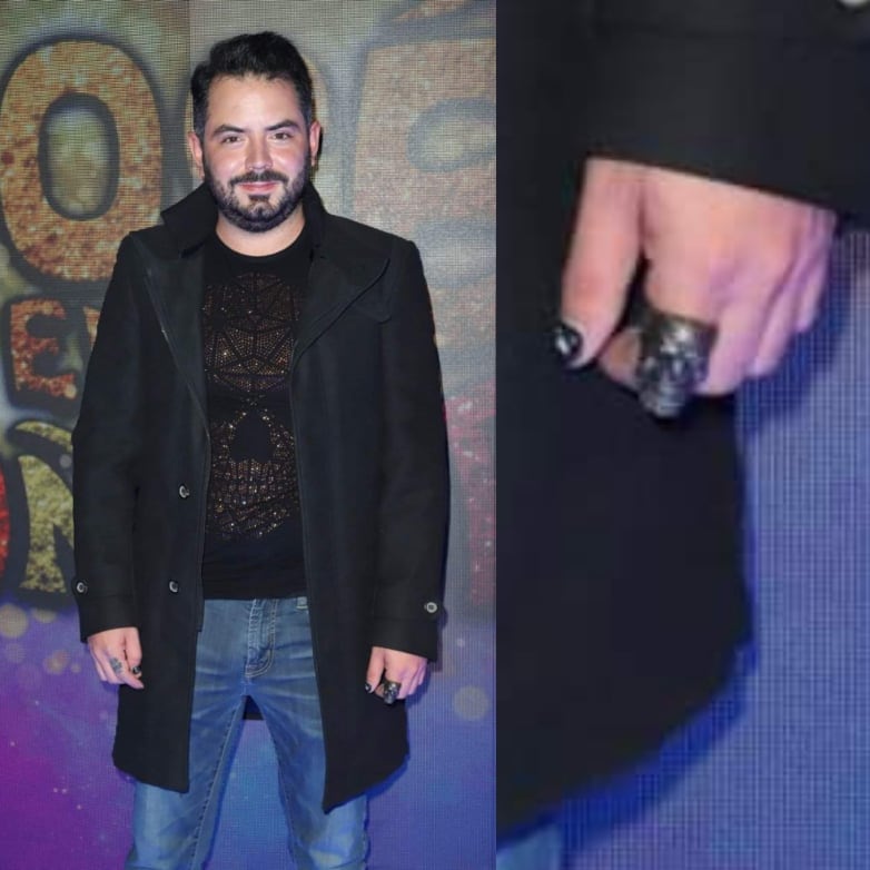 José Eduardo Derbez muestra sus uñas negras.