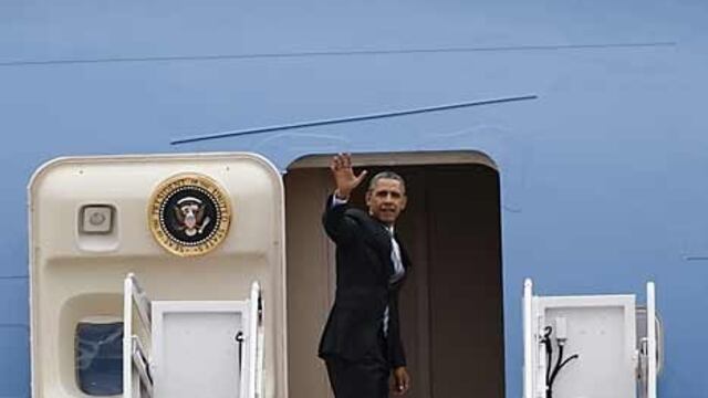 El presidente de EU abordó el Air Force One para viajar a la Cumbre de Líderes de América del Norte. Foto/AP