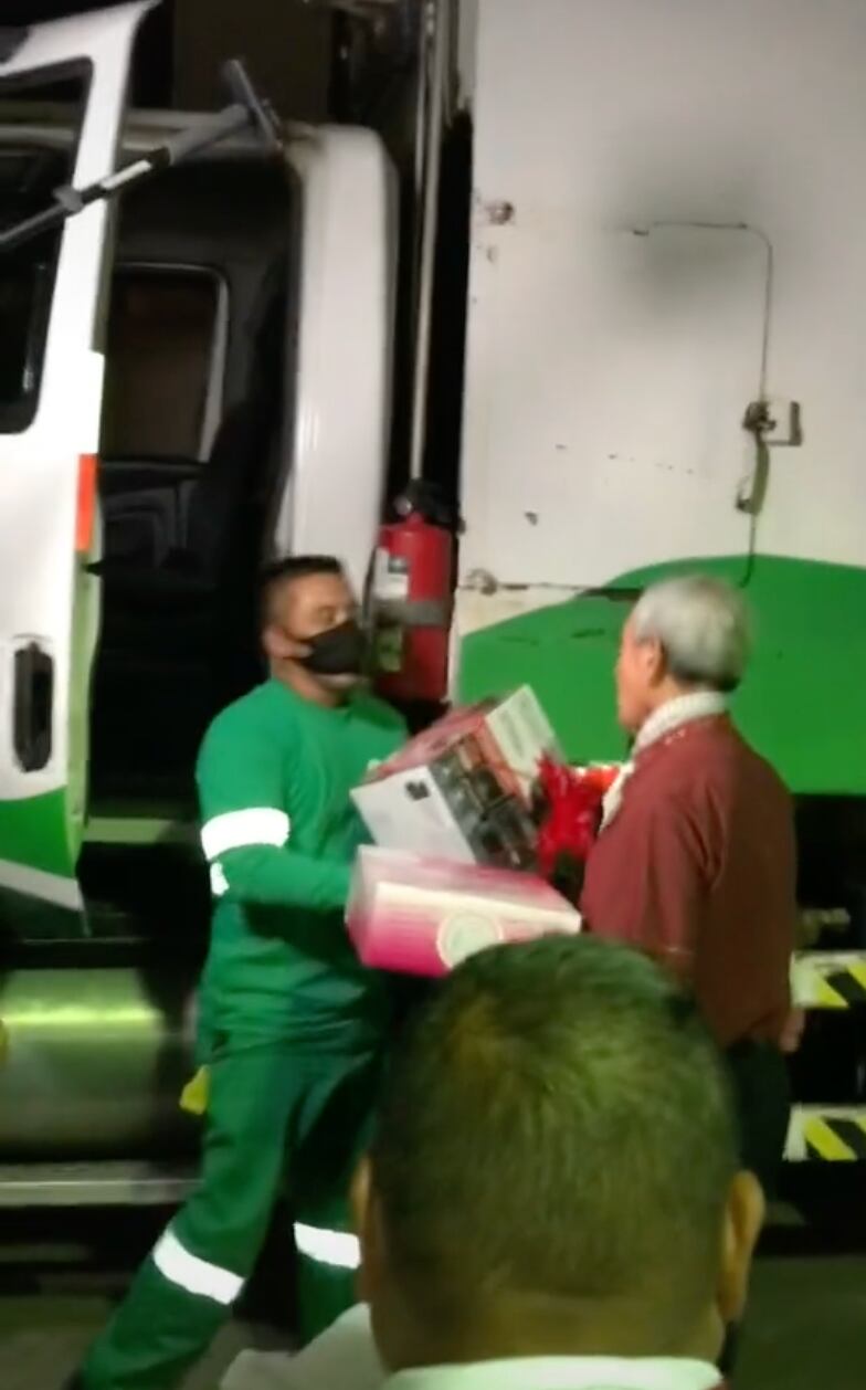 Recibe regalos de recolectores de basura