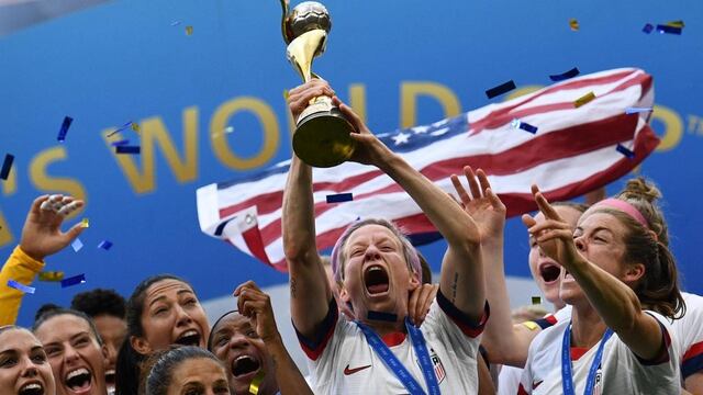 Megan Rapinoe alza la Copa del Mundo.