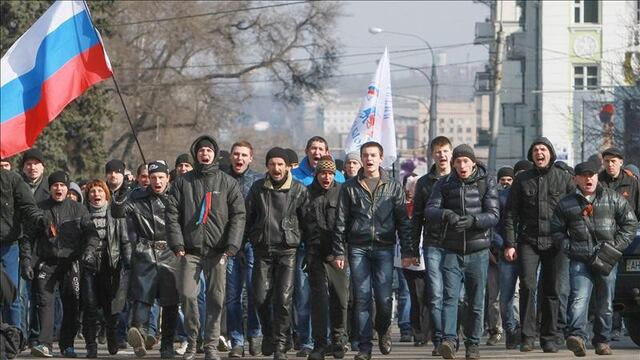 Manifestantes prorrusos en Donetsk, Ucrania