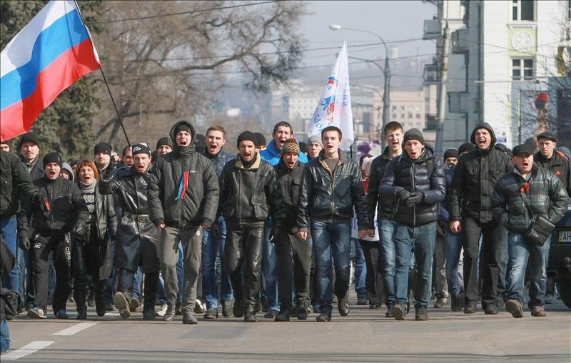 Manifestantes prorrusos en Donetsk, Ucrania