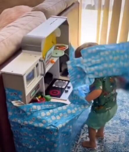 Niño recibe cocinita como regalo de Reyes Magos