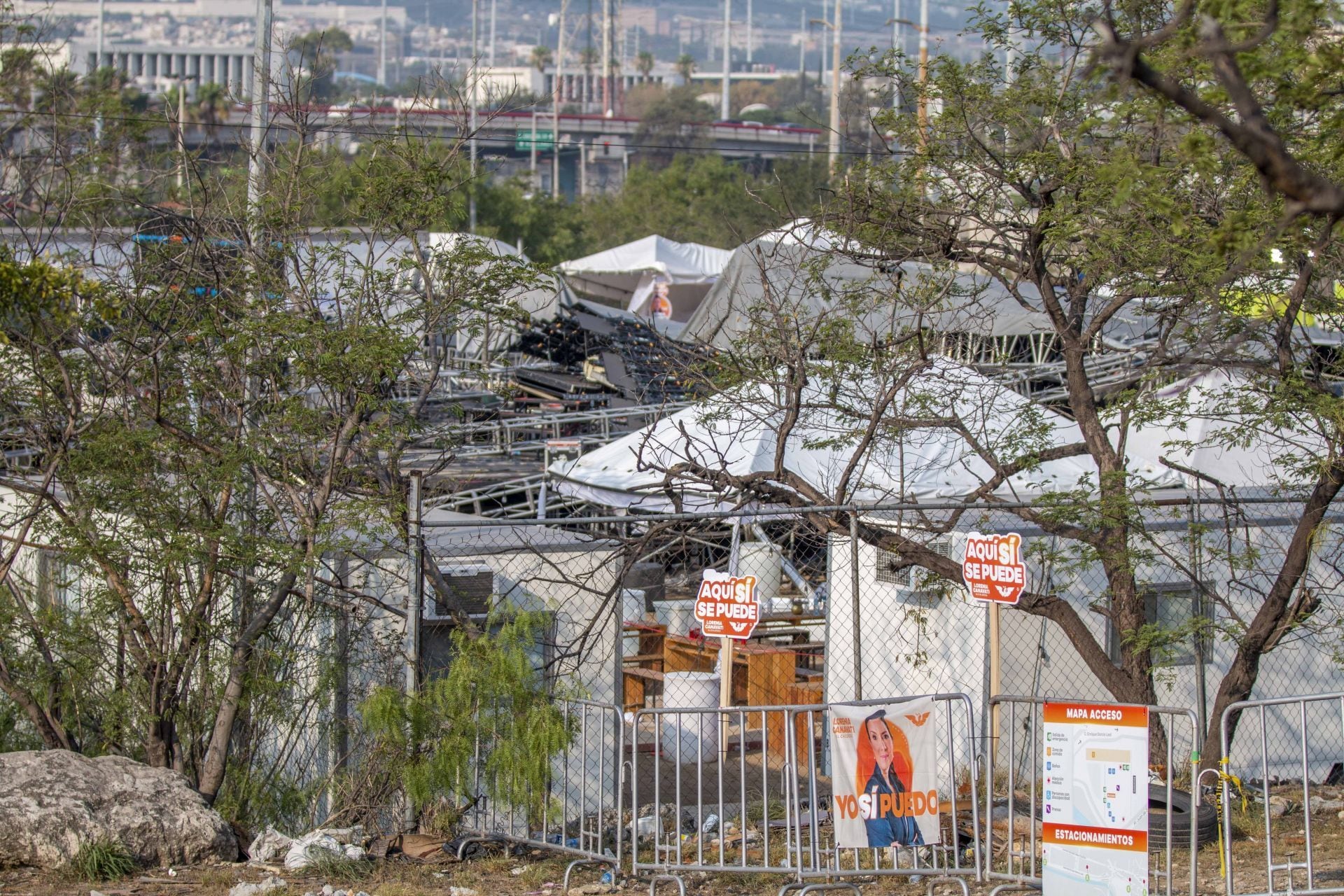 Caída de escenario en cierre de campaña de Máynez de Nuevo León