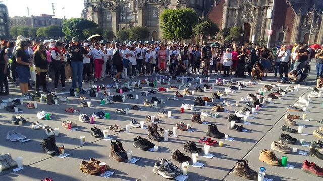 Teuchitlán manifestación en el Zócalo en vivo: colocan zapatos por víctimas del rancho izaguirre del CJNG,