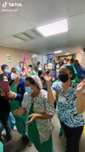 Enfermeras bailando para despedir a compañera en su último día