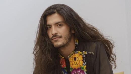 Venden vestido para hombre con bordados de artesanos oaxaqueños