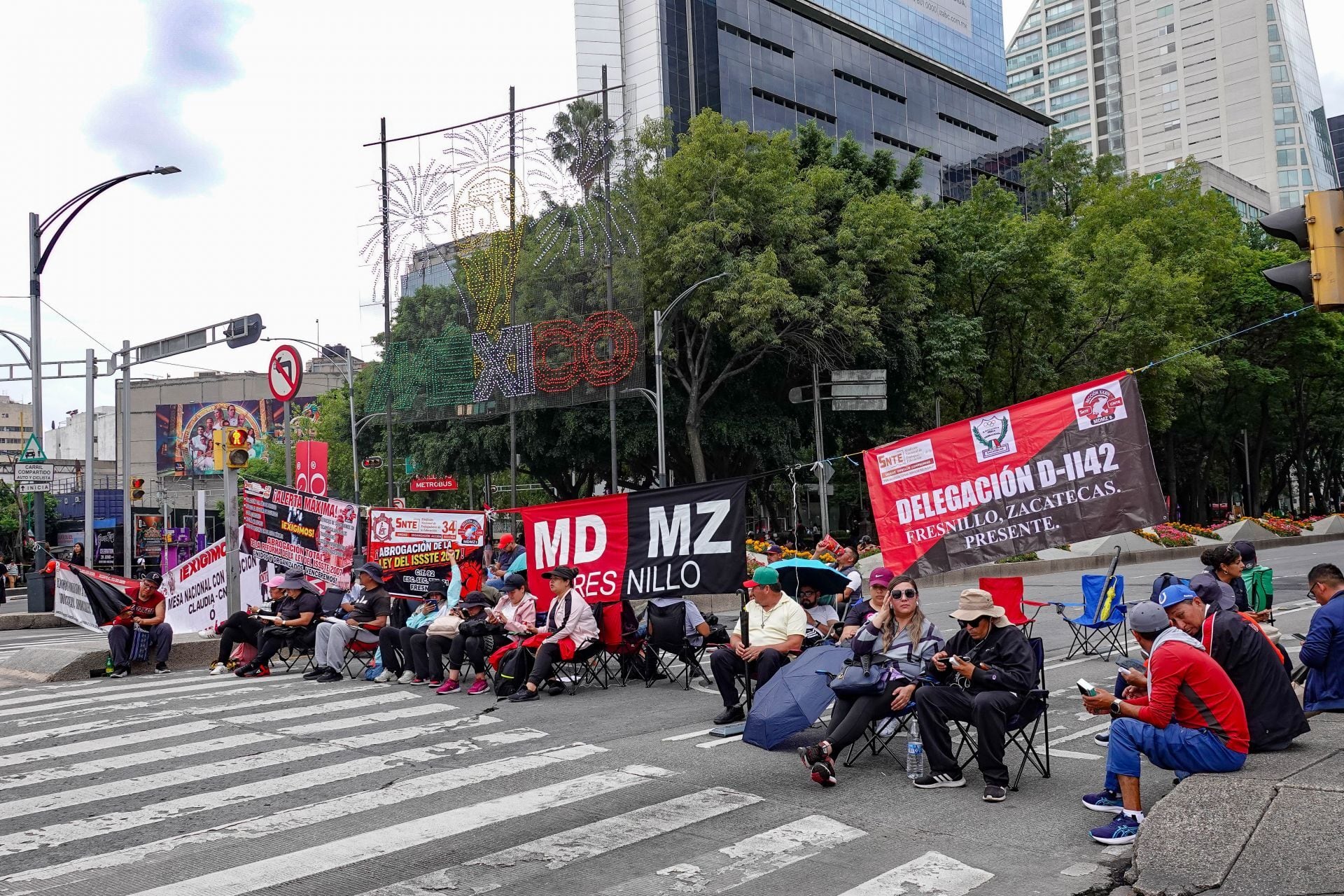 Maestros de la Coordinadora Nacional de Trabajadores de la Educación (CNTE), realizaron un bloqueo sobre Paseo de la Reforma