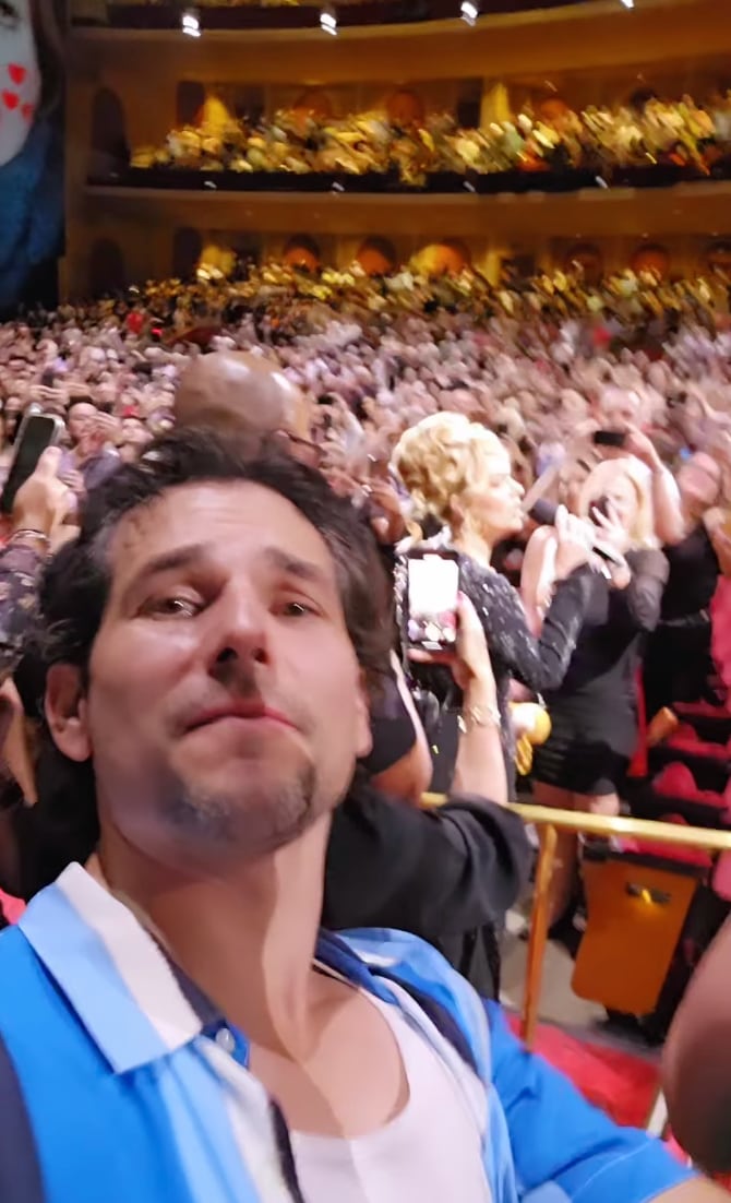 Alan Estrada en el concierto de Adele