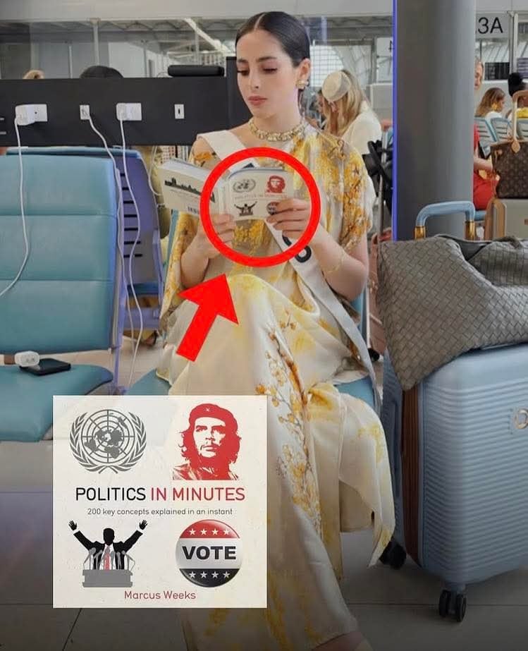 Fatima Bosch fue captada leyendo a Marcus y Weeks Politics in minutes