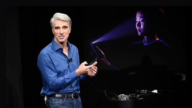 Craig Federighi tratando de demostrar el funcionamiento del FaceID en el iPhone X.