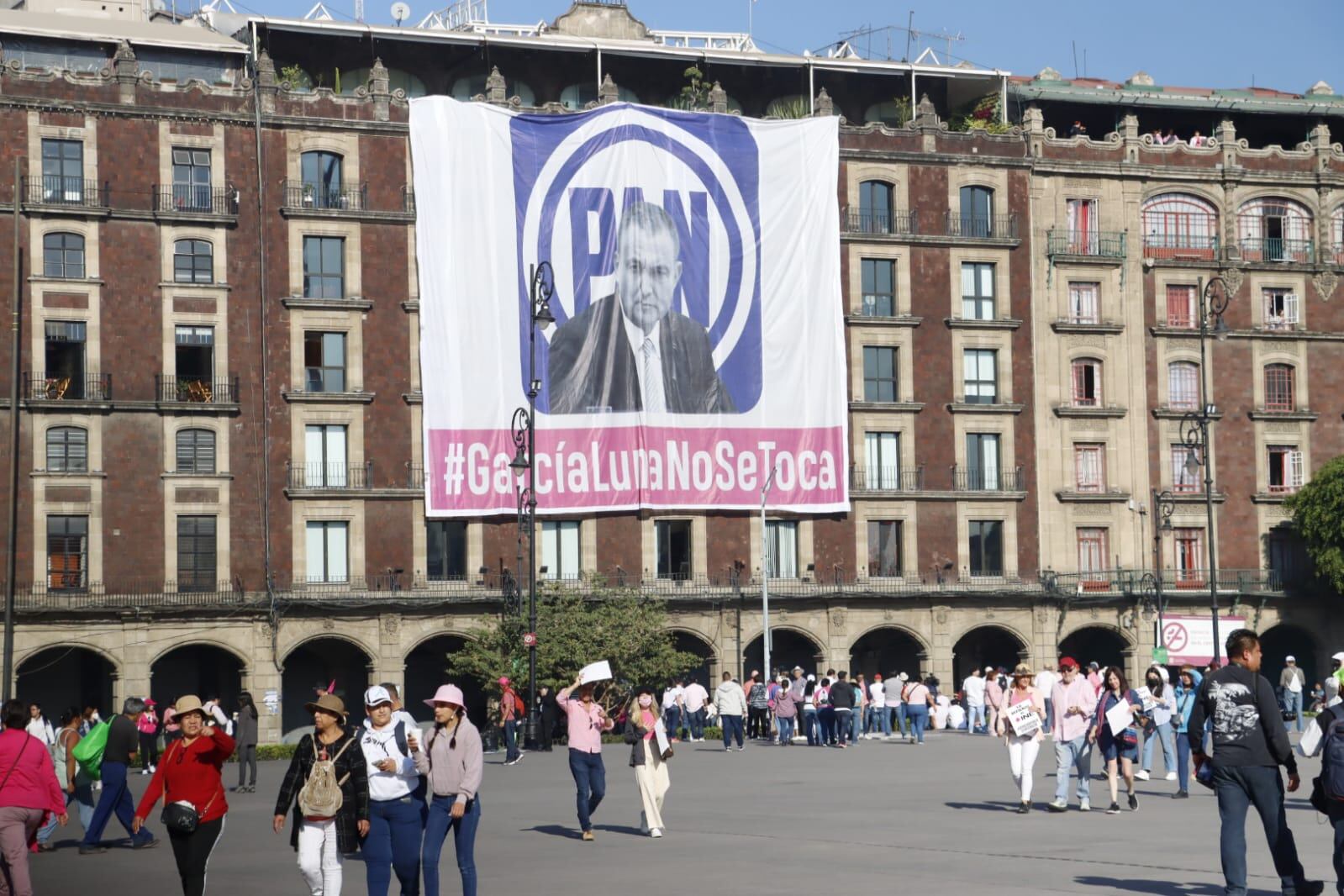 Manta gigante de Genaro García Luna y el PAN previo a marcha por el INE en el Zócalo