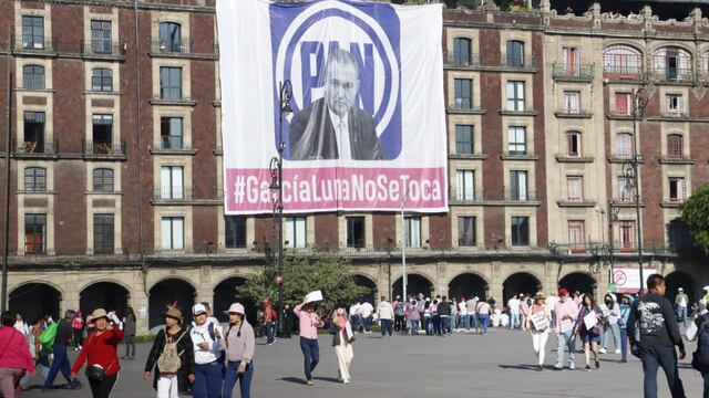 Manta gigante de Genaro García Luna y el PAN previo a marcha por el INE en el Zócalo