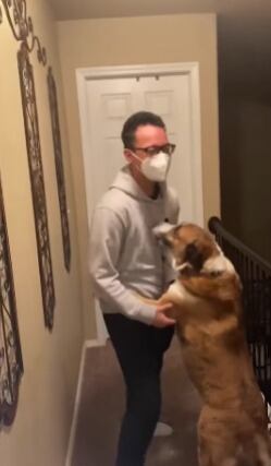 Hijo encuentra a sus papás teniendo sexo