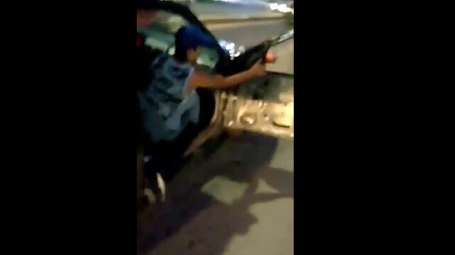 Momento en que el conductor decide arrollar de manera deliberada al sujeto inconsciente sobre el asfalto.