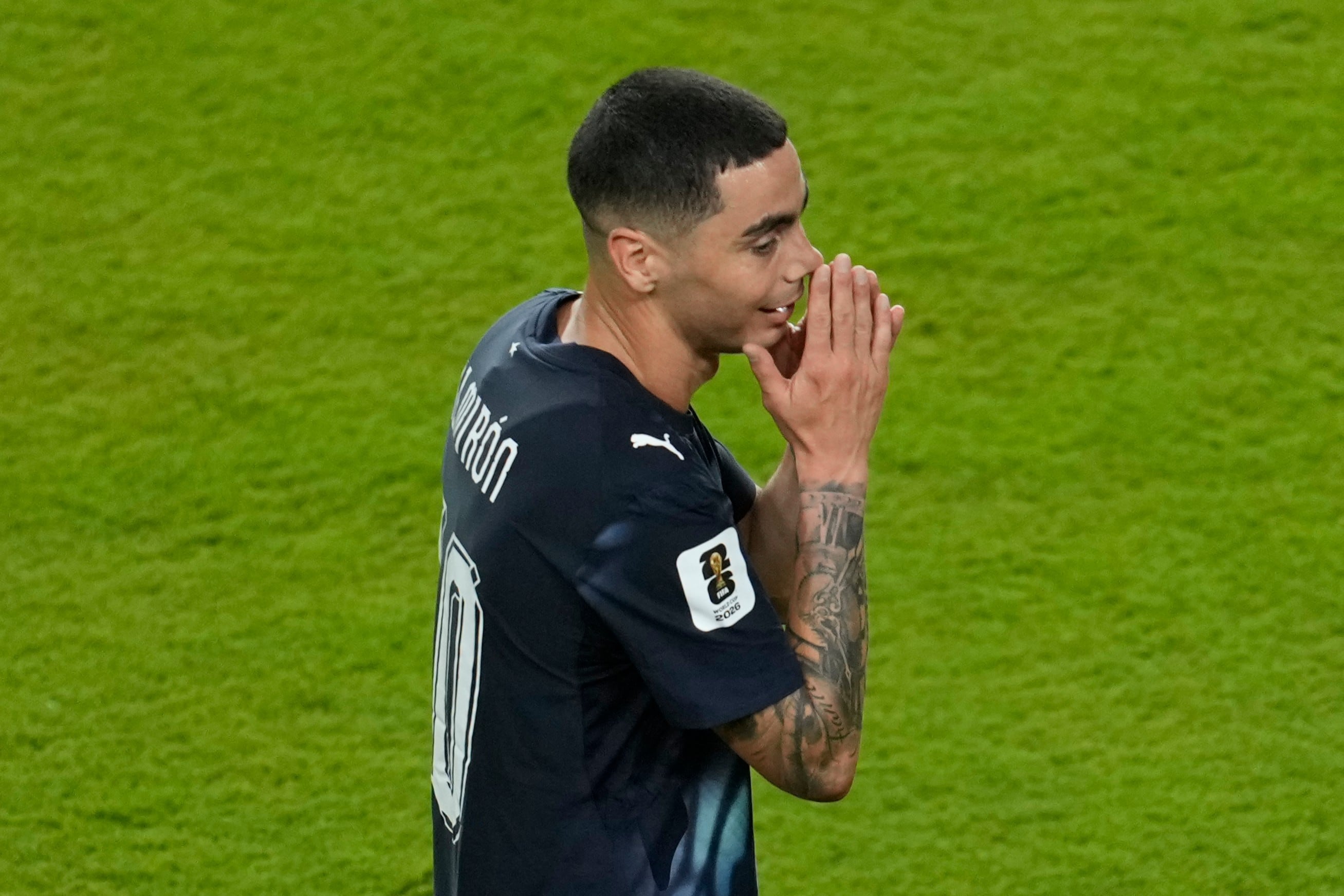 Miguel Almirón es suspendido un partido tras expulsión por cubrirse la boca.