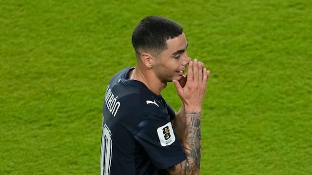 Miguel Almirón es suspendido un partido tras expulsión por cubrirse la boca.