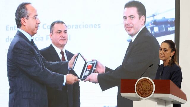 Claudia Sheinbaum exhibe foto de Felipe Calderón, Genaro García Luna y Luis Cárdenas Palomino por caso Israel Vallarta