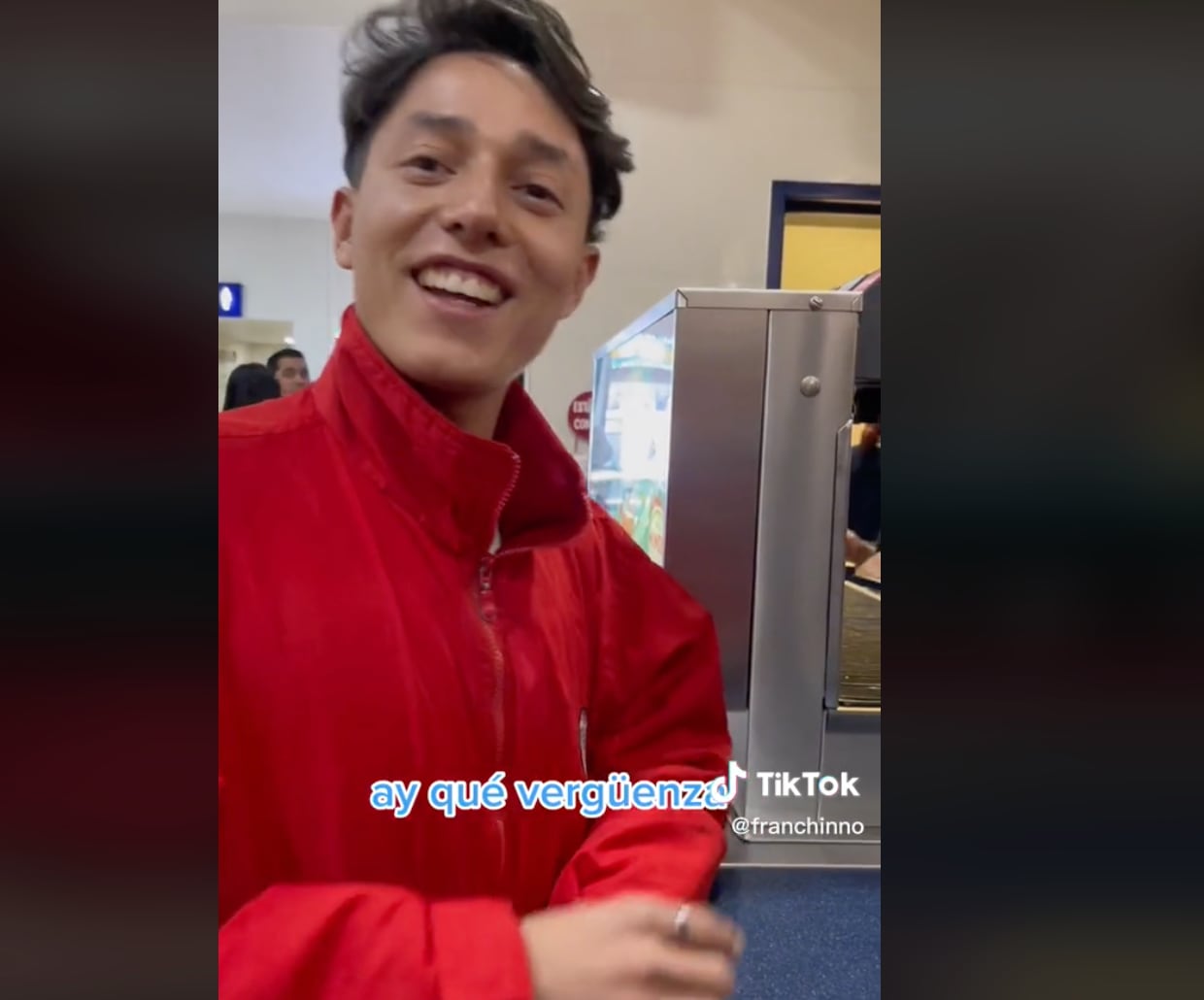 VIDEO: Pasa tremenda vergüenza al gritar “Chayanne” y no “Shazam”