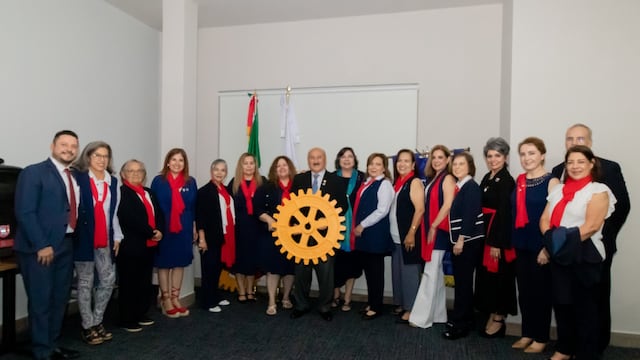 Integrantes de Rotary Club Hermosillo del Sol, con el Gobernador del Distrito 4100, Gabriel Rodríguez Zamorano