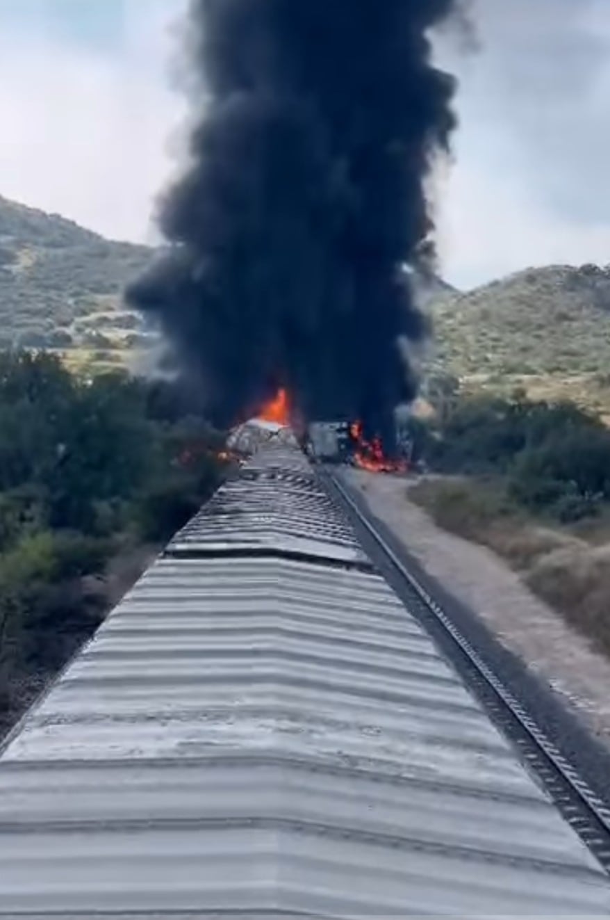 Tren con materiales peligrosos se descarrila en Tepetitlán