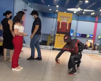 Joven se le declara a su amiga en el cine antes de ver "Spider-Man: No Way Home"