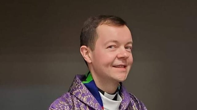 ¿Por qué fue excomulgado el padre Adam Kotas? La noticia de su falsa muerte revivió la polémica