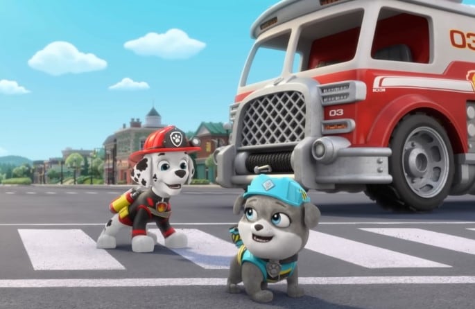 Rubble y Marshall de Paw Patrol construyen una estación de bomberos: