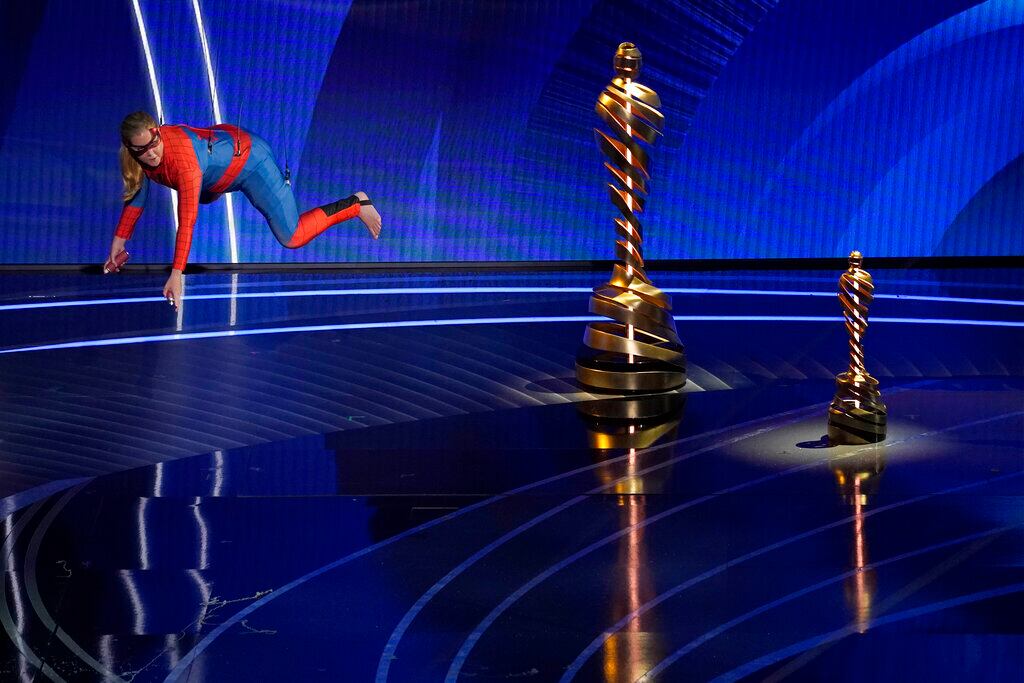 Amy Schumer con el traje de Spider-Man en la ceremonia del Oscar 2022